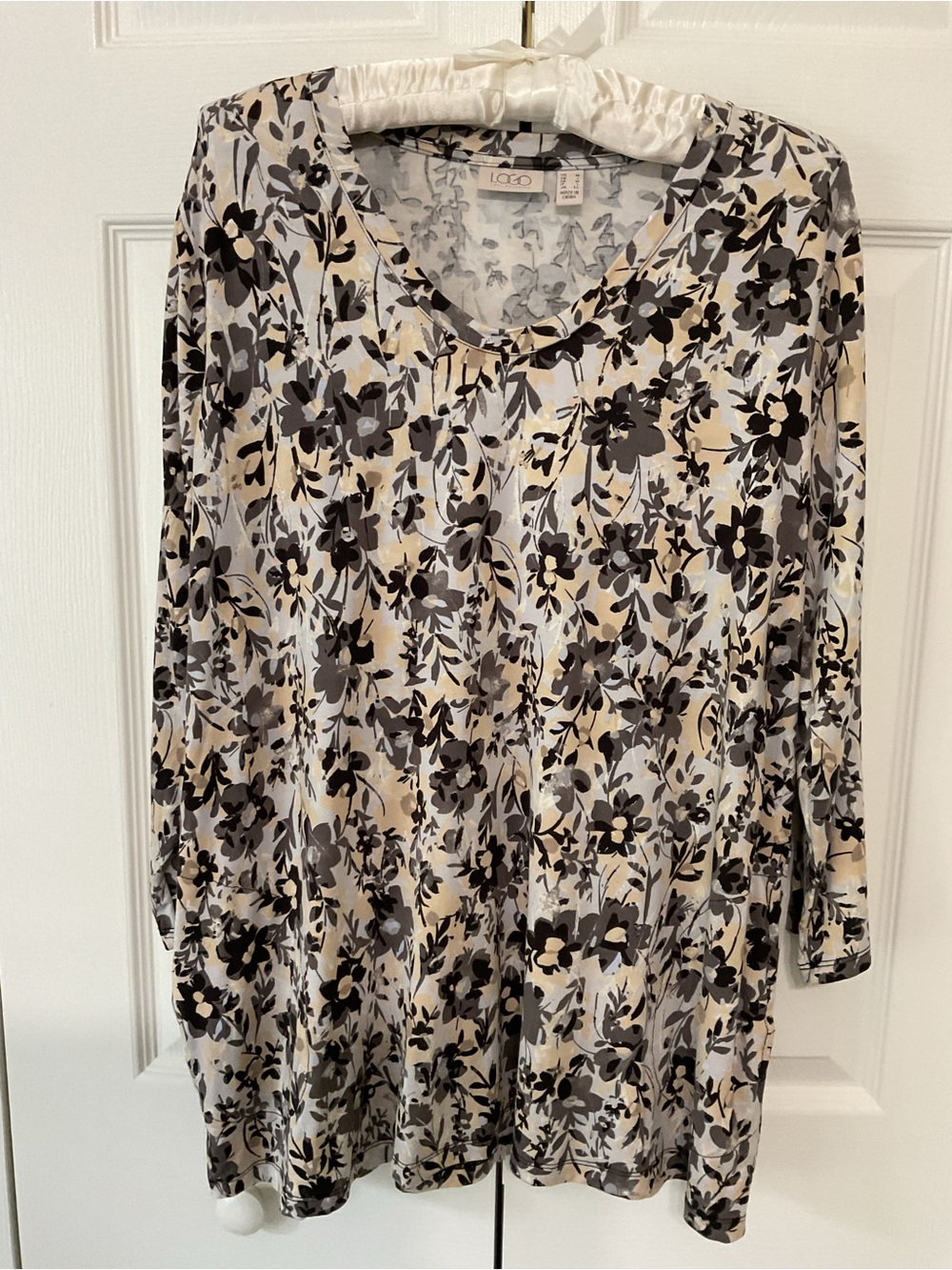 Logo 3/4 sleeve  Floral Print Scoop Neck Women's Top - Beige, Black, Gray